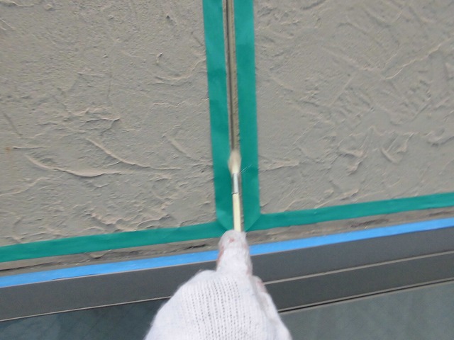 外壁目地にプライマー塗布